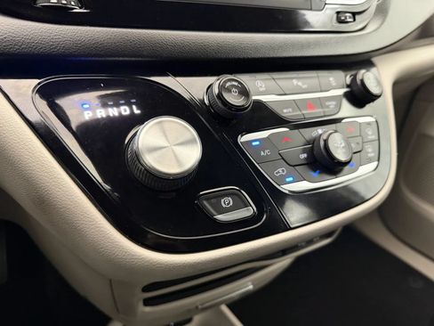 Used 2019 Chrysler Pacifica Touring-L FWD image 24