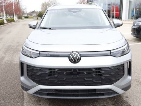 Used 2025 Volkswagen Tiguan SE w/ Panoramic Sunroof Package AWD/4WD image 8