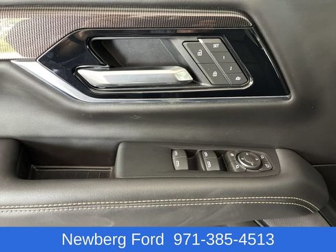 Used 2025 GMC Yukon XL Elevation w/ Elevation Premium Package AWD/4WD image 12
