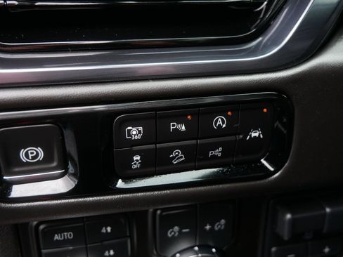Certified 2025 GMC Yukon XL AT4 Ultimate w/ LPO, Floor Liner Package AWD/4WD image 19