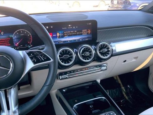 Used 2025 Mercedes-Benz GLB 250 4MATIC image 5