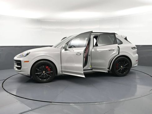 Certified 2025 Porsche Cayenne GTS AWD/4WD image 37