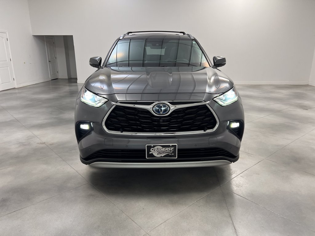 Used 2020 Toyota Highlander Platinum FWD image 3