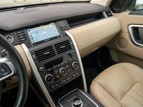 Used 2017 Land Rover Discovery Sport HSE image 13