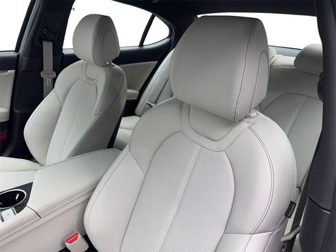 Used 2025 Genesis G70 2.5T image 27