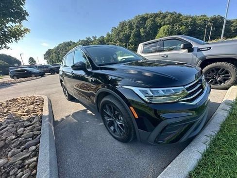 Used 2024 Volkswagen Tiguan SE w/ Panoramic Sunroof Package AWD/4WD image 9