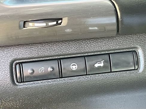 Used 2023 Nissan Pathfinder SL image 10