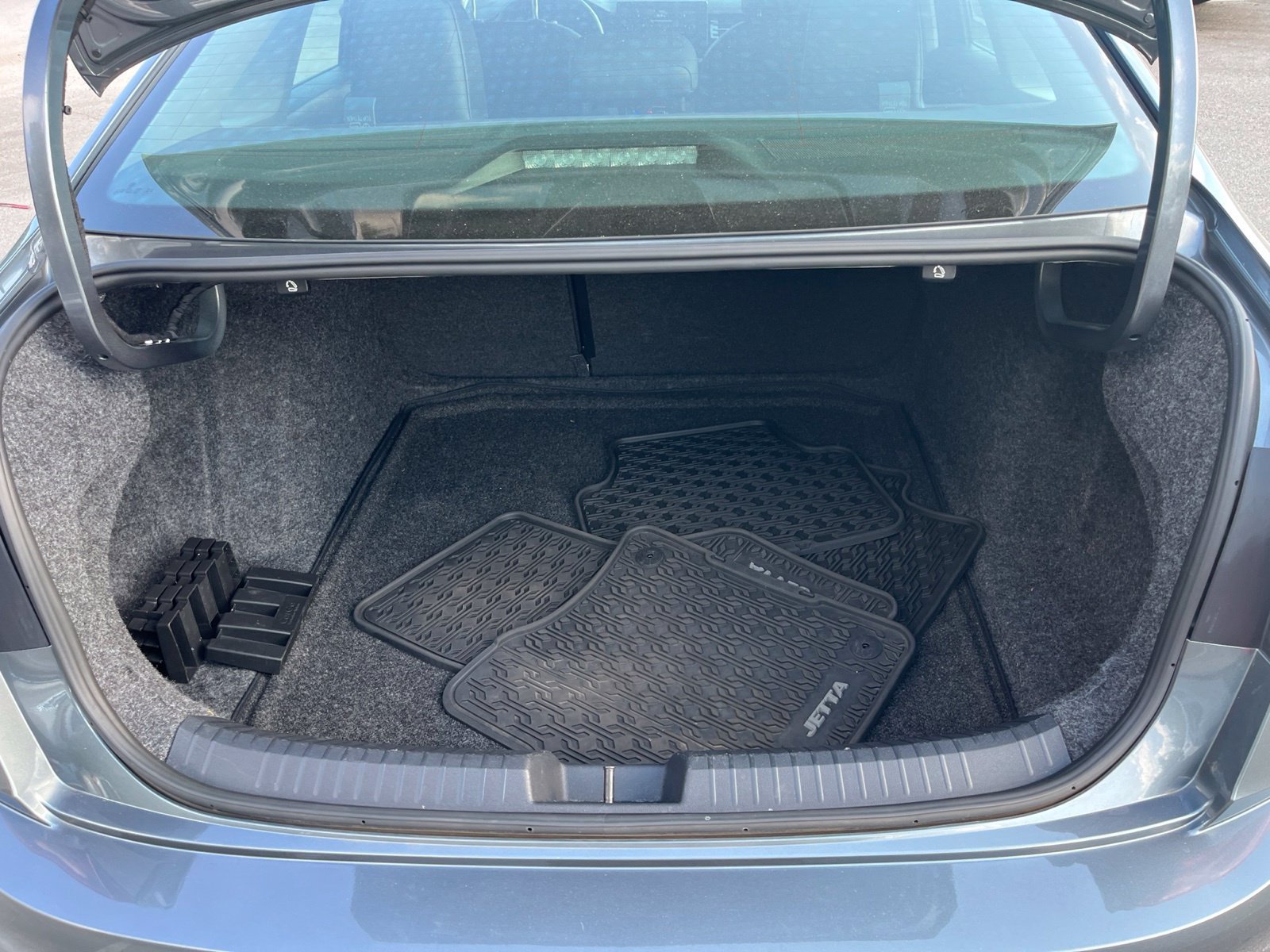 Certified 2025 Volkswagen Jetta SE FWD image 30