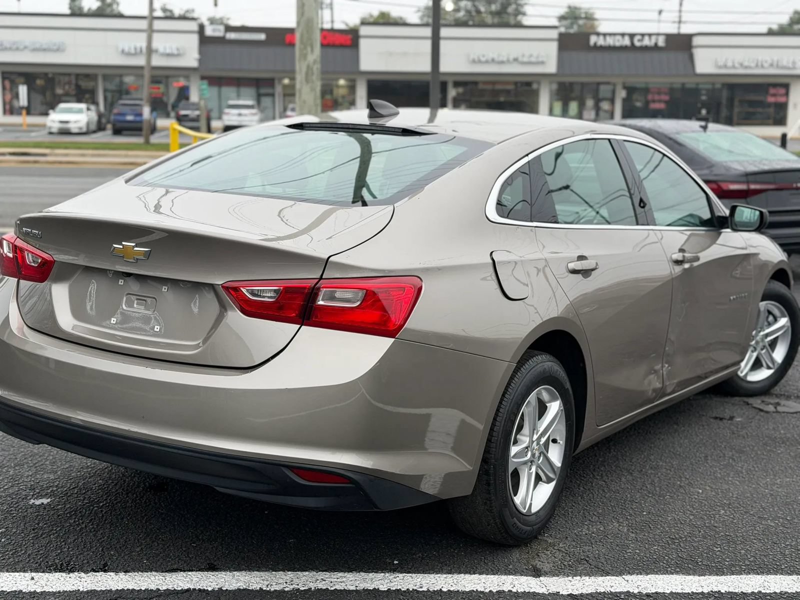 Used 2022 Chevrolet Malibu LS FWD image 4