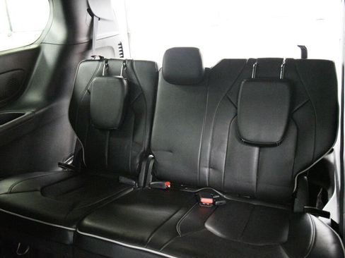 Used 2025 Chrysler Pacifica Limited FWD image 25