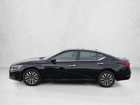 Used 2024 Nissan Altima 2.5 SV FWD image 9