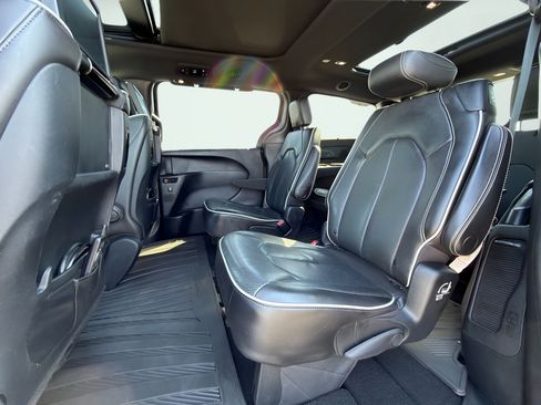 Used 2020 Chrysler Pacifica Limited FWD image 28