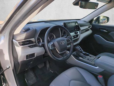 Used 2022 Toyota Highlander XLE AWD/4WD image 10