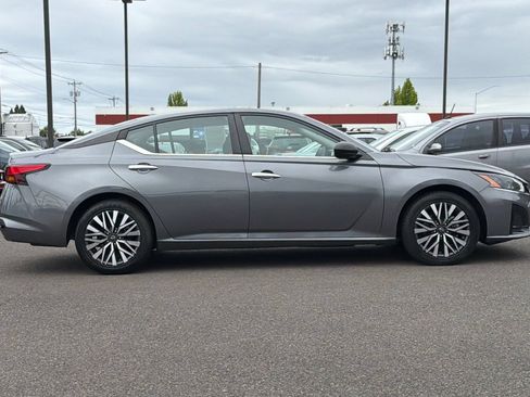 Used 2024 Nissan Altima 2.5 SV FWD image 3