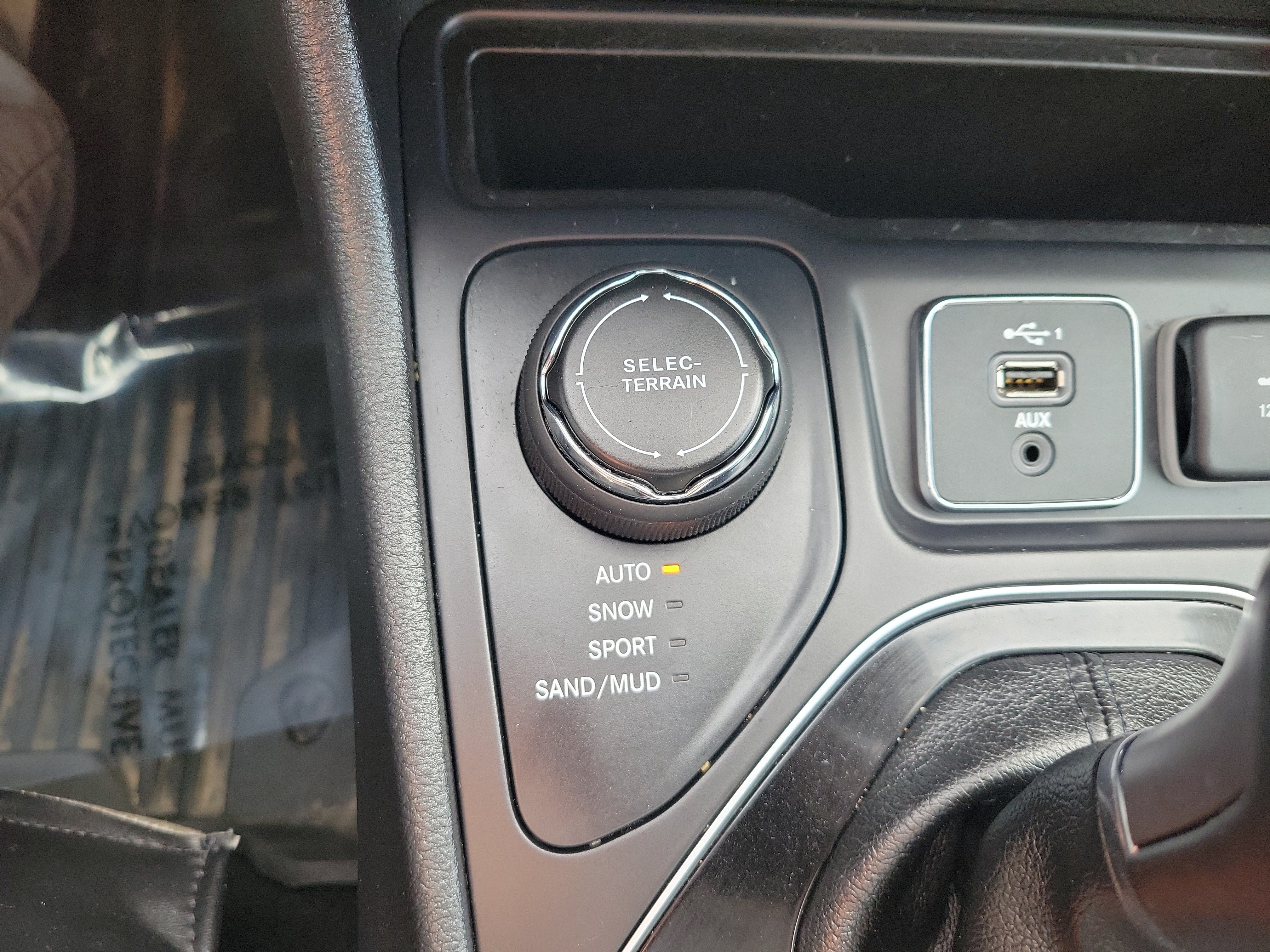 Used 2020 Jeep Cherokee Limited w/ Technology Group AWD/4WD image 30