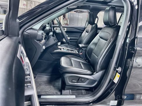 Used 2023 Ford Explorer Limited w/ Limited Technology Package AWD/4WD image 12
