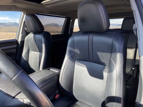 Used 2018 Toyota Highlander SE image 19