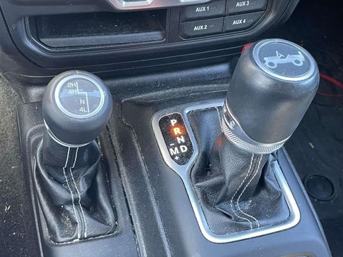 Used 2018 Jeep Wrangler Unlimited Sahara w/ Dual Top Group AWD/4WD image 21