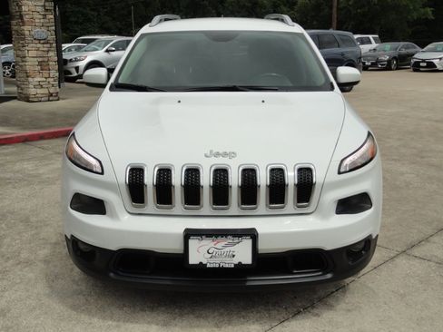 Used 2016 Jeep Cherokee Latitude w/ Comfort/Convenience Group FWD image 2