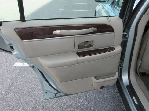 Used 2007 Lincoln Town Car Signature RWD image 16