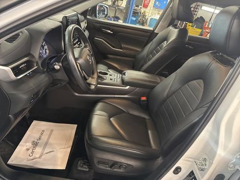 Used 2022 Toyota Highlander XLE image 11
