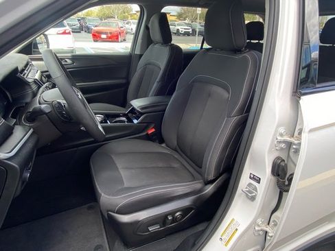 Used 2023 Jeep Grand Cherokee Laredo w/ Luxury Tech Group I image 12