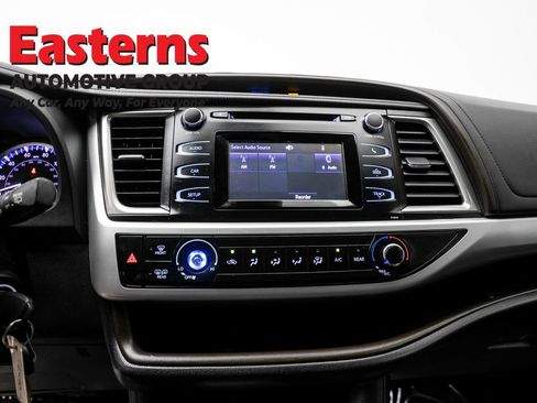 Used 2019 Toyota Highlander LE FWD image 11