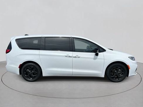 Used 2023 Chrysler Pacifica Limited w/ Uconnect Theater Family Group FWD image 5