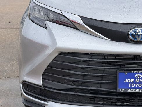 Used 2025 Toyota Sienna LE FWD image 5