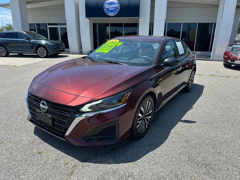 Used 2025 Nissan Altima 2.5 SV FWD image 1