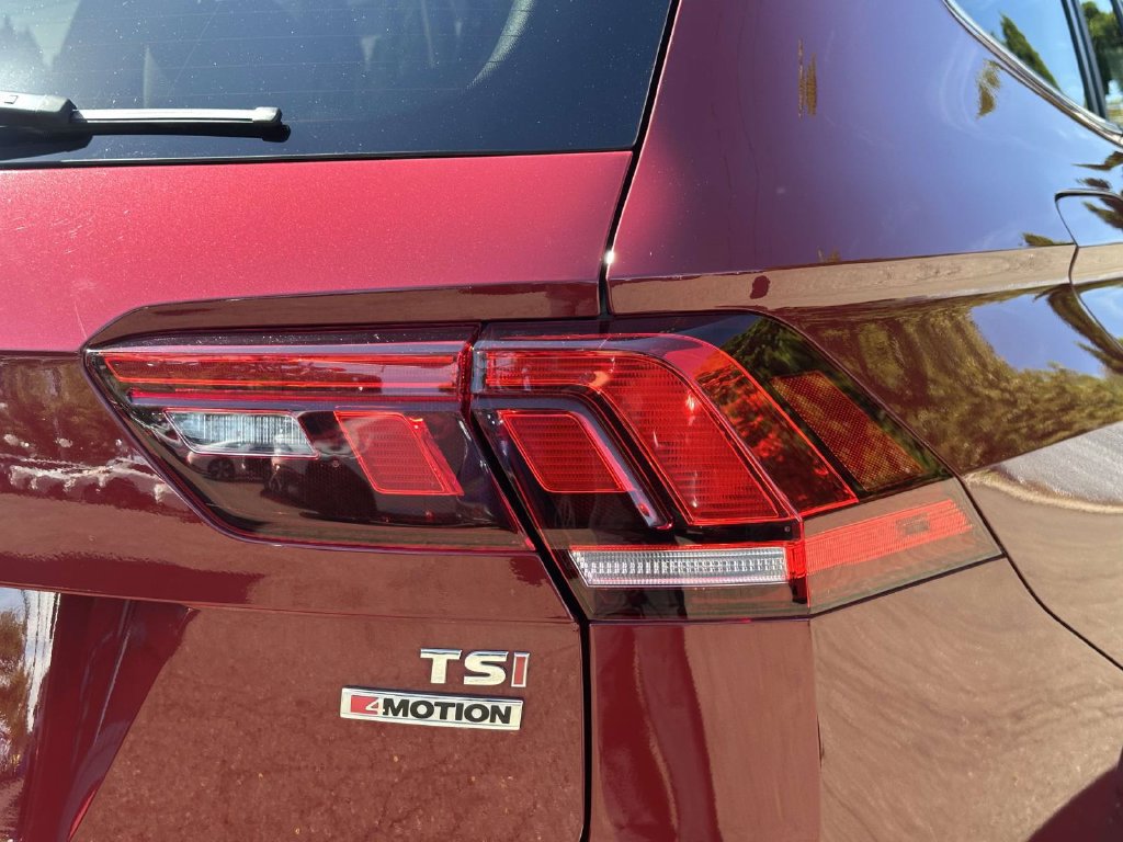 Used 2018 Volkswagen Tiguan SE w/ Panoramic Sunroof Package AWD/4WD image 11