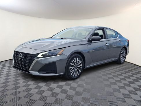 Used 2024 Nissan Altima 2.5 SV FWD image 3