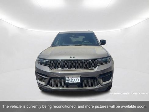 Used 2025 Jeep Grand Cherokee Altitude RWD image 2