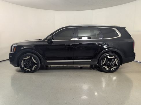 Used 2024 Kia Telluride EX w/ EX Captain's Chair Package FWD image 4