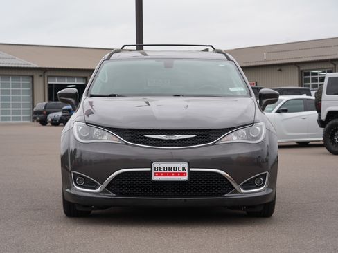 Used 2017 Chrysler Pacifica Touring-L FWD image 8