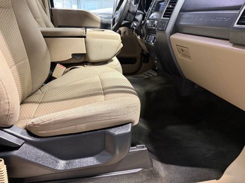 Used 2017 Ford F250 XLT w/ XLT Value Package AWD/4WD image 9