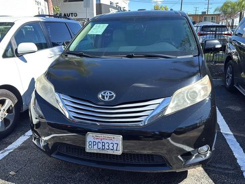 Used 2013 Toyota Sienna Limited w/ Premium Pkg image 2