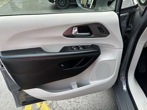 Used 2022 Chrysler Pacifica Touring-L w/ Uconnect Theater Family Group FWD image 14