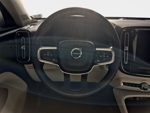 Used 2022 Volvo XC40 T5 Momentum AWD/4WD image 11
