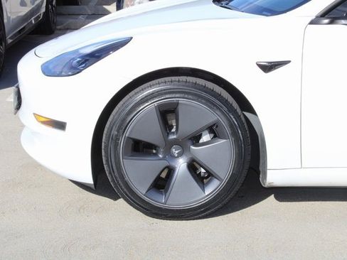 Used 2021 Tesla Model 3 Standard Range Plus image 4