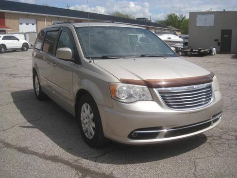 Used 2014 Chrysler Town & Country Touring FWD image 3