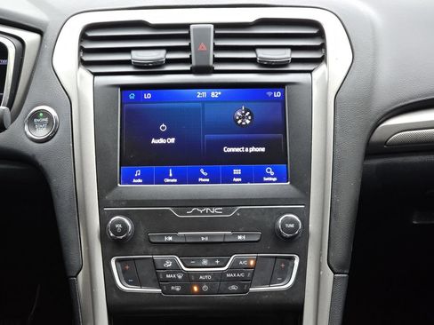 Used 2020 Ford Fusion SE FWD image 18