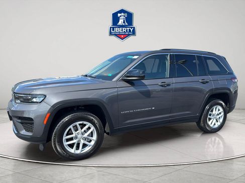 Used 2023 Jeep Grand Cherokee Laredo AWD/4WD image 4