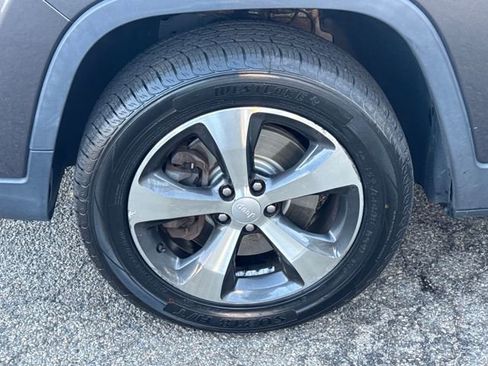 Used 2019 Jeep Cherokee Limited image 2