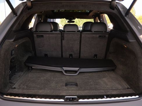 Used 2022 Bentley Bentayga image 22