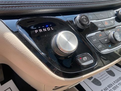 Used 2020 Chrysler Pacifica Limited FWD image 14