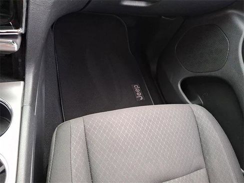 Certified 2019 Jeep Grand Cherokee Laredo image 29