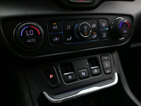 Used 2018 GMC Terrain SLE w/ Driver Convenience Package FWD image 17