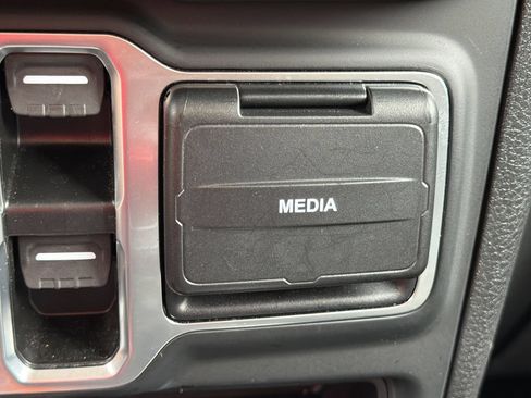 Used 2025 Jeep Wrangler Unlimited Sahara AWD/4WD image 7