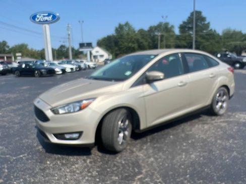 Used 2017 Ford Focus SE FWD image 5